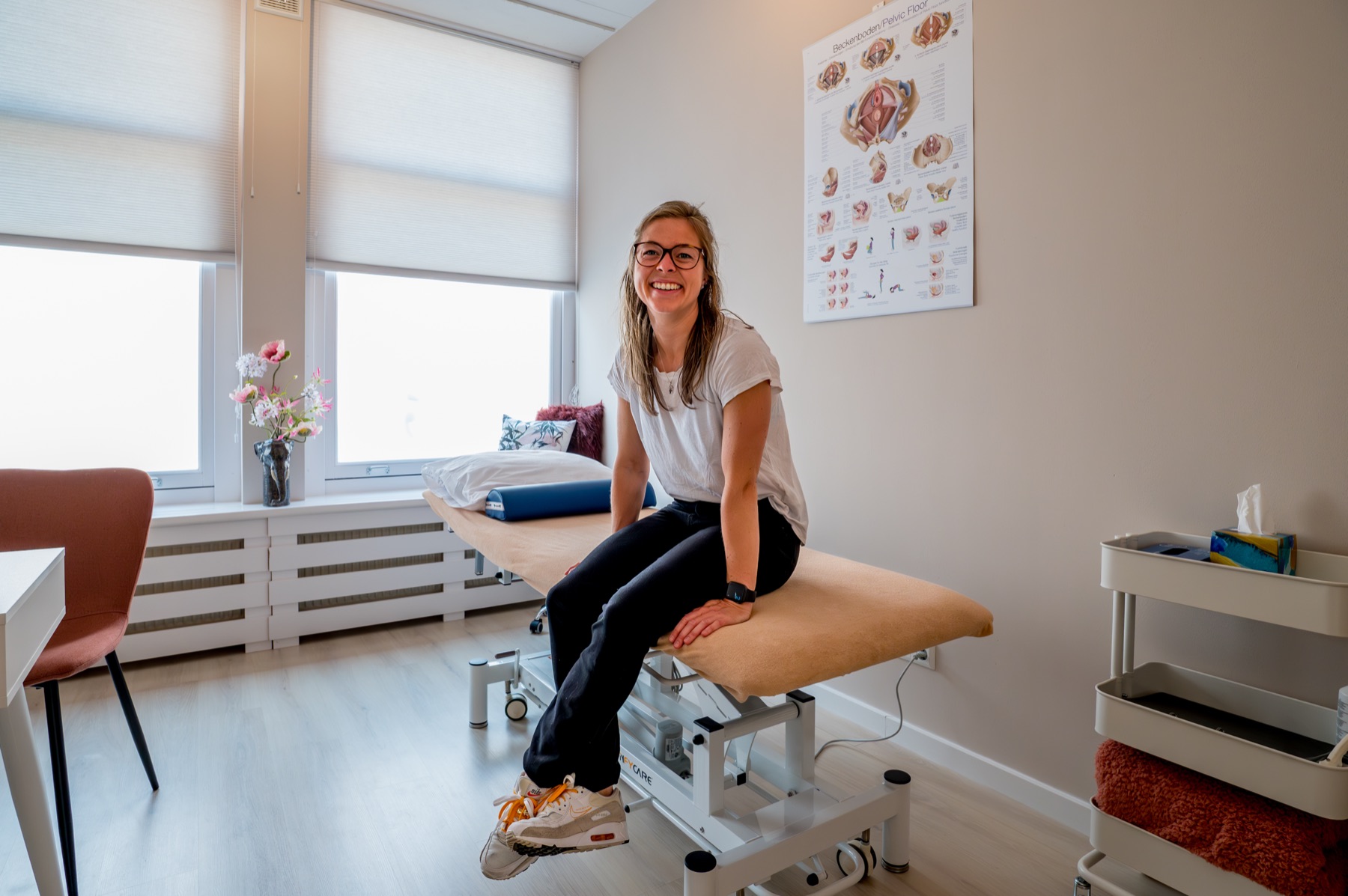 Florine Veldstra in haar praktijk in Hoorn